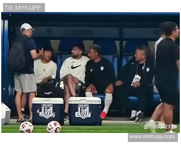 足球球星啃手怪癖引发关注球迷热议健康习惯与心理压力