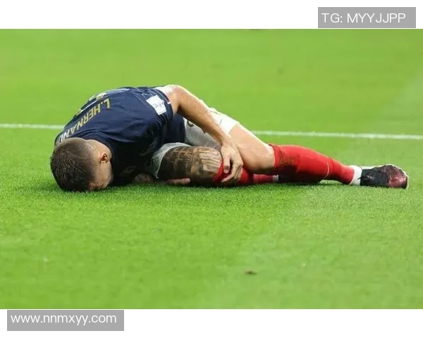 球星在绿茵场突发受伤引发全场震惊医疗团队紧急救治情况紧迫