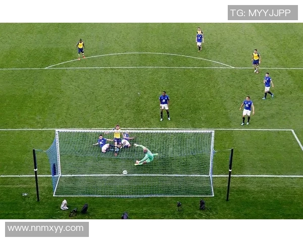 足球明星炫酷过人动作全面解析带你领略绿茵场上的艺术魅力